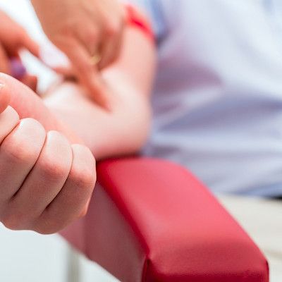 Pitääkö miesten välisen seksin vaikuttaa verenluovutukseen? Fimea selvittää