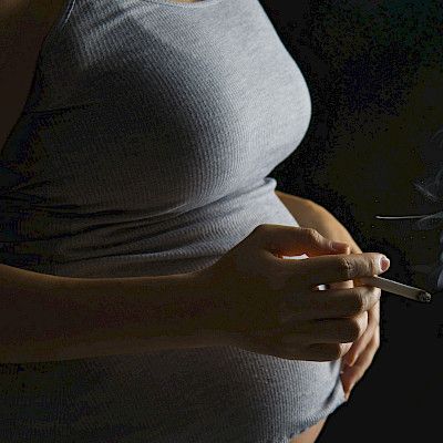 Raskaudenaikainen huumeriippuvuus heijastuu äidin hyvinvointiin ja lapsen sosioemotionaaliseen kehitykseen