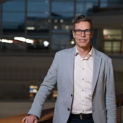 Varha tavoittelee johtajien lomautuksilla 100 000 euron säästöä