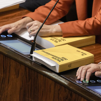 Hallituksen esitys alijäämistä tulee oppositon mielestä liian myöhään – 