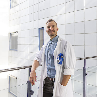 Silmälääkärit eivät vain määrää laseja kravatti kaulassa