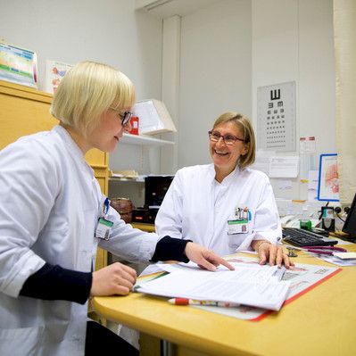 Lääkärikouluttaja antaa lahjan eteenpäin