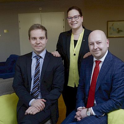 Nuoria kansanedustajia kylässä