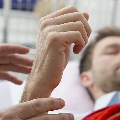 Acute schizophreniform psychosis associated with lay hypnosis