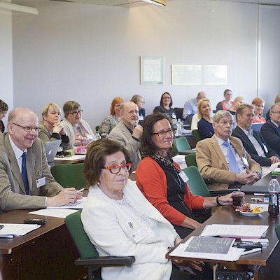 Vuosilomien lyhennys hiertää