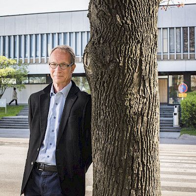 Miksi lääketieteelliseen haetaan tuotantotalouden professoria?