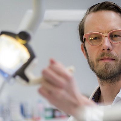 Laulava lääkäri  hoitaa myös hampaita