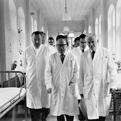 Lääkärin Suomi 100/45. Erikoistuminen  yleistyy