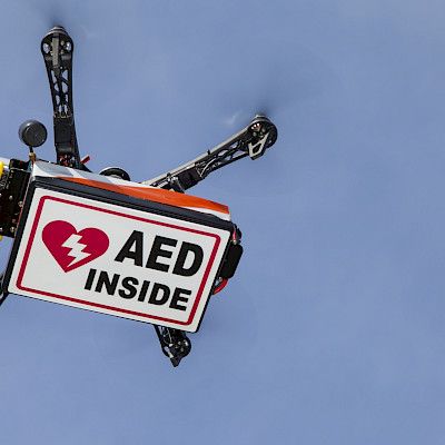 Defibrillaattorilla varustettu drone-lennokki voi olla tulevaisuutta