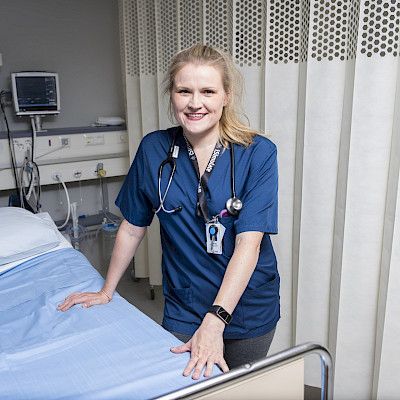 Sveitsissä lääkäri  tulee ovelle