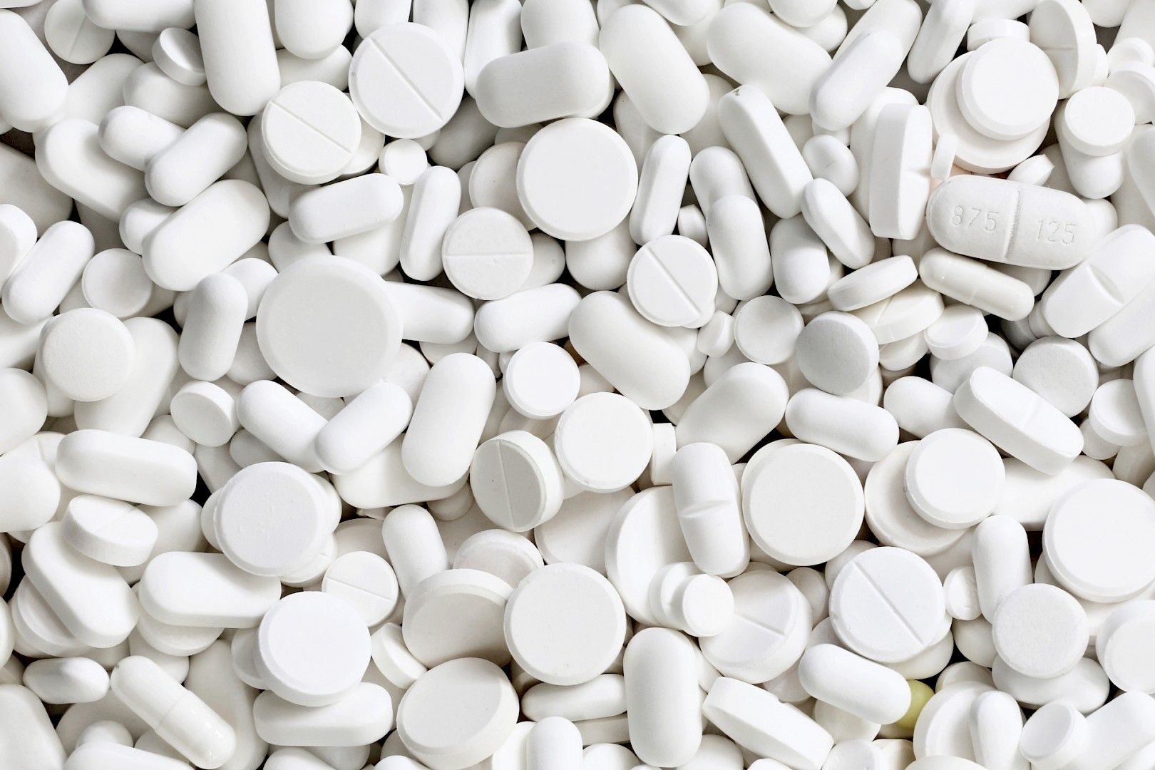 Белый тута. Таблетки маленькие белые много. Микрочелики белые много. Tablets dish Medicine image.