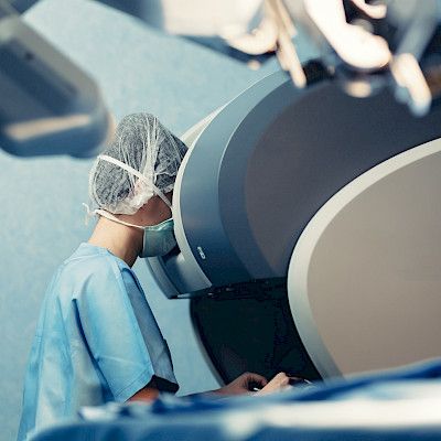 Robottiavusteinen vai laparoskooppinen kirurgia peräsuolisyövän hoidoksi?