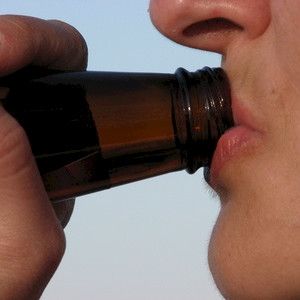 Alkoholinkulutus vähenee, mutta yli puoli miljoonaa suomalaista juo yli riskirajojen