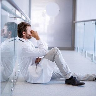 Lääkärin työuupumus tuplaa riskit