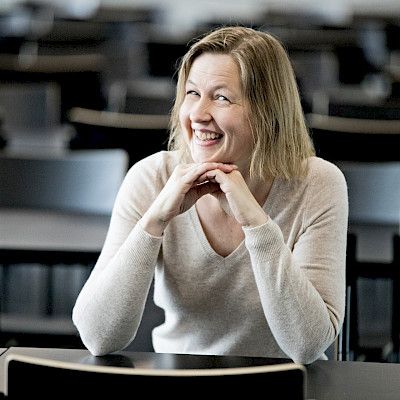 Viisikymppinen opiskelee lääketiedettä innoissaan