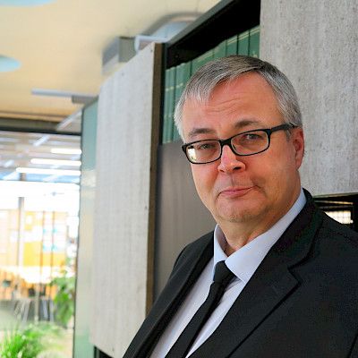 Työelämäprofessori linkittää keskussairaalan arjen yliopistomaailmaan