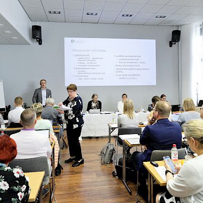Lääkäriliitto: isommat lääkärikokoukset etänä