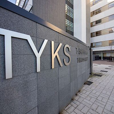 Varsinais-Suomen sairaanhoitopiiri kielsi kandeilta potilastyön koronatartuntojen vuoksi