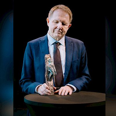 Arkkiatri Risto Pelkosen palkinto professori Pekka Louhialalle