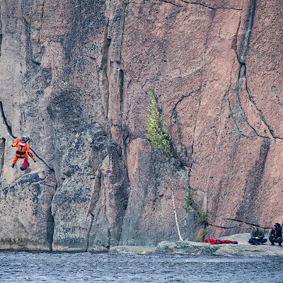 Traumasimulaatiokoulutuksessa harjoiteltiin pelastusta maastossa