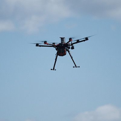 Automaattisen sydäniskurin kuljettamista dronella testataan