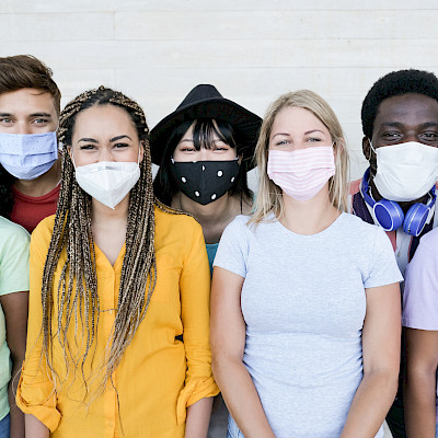 Nuoret aikuiset käyttävät maskia suojellakseen muita