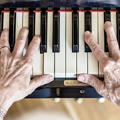 Musiikki auttaa muistisairaita