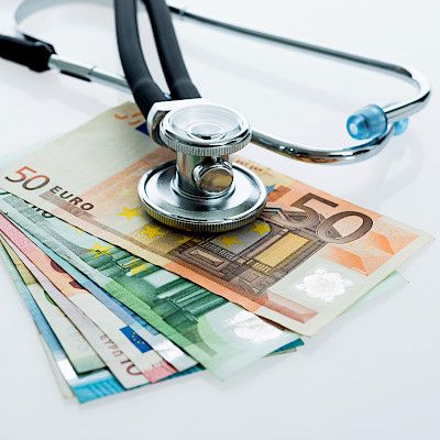 Lääkärin palkka on 6377 euroa kuussa