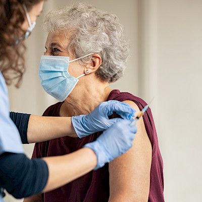 THL: Iäkkäät riskiryhmäläiset hyötyvät eniten neljännestä rokotteesta
