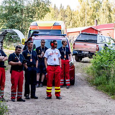 MM-rallimotissa oleville apu lentäen kotipihaan