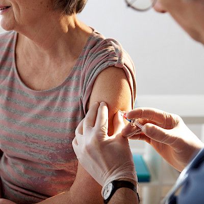 Korkea-annoksista rokotetta saaneilla ikääntyneillä vähemmän influenssan jälkitauteja