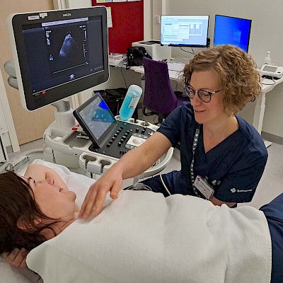 Hoitajat tekevät sydämen ultraäänitutkimuksia Taysin Sydänsairaalassa