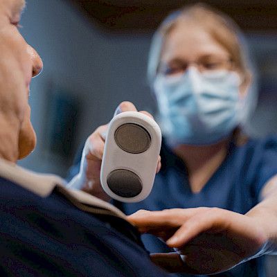 Hyviä kokemuksia eteisvärinän seulonnasta kotihoidossa