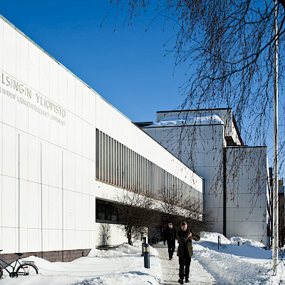 Tohtorikoulutuksen uudistus herättää huolta Helsingin lääketieteellisen professoreissa