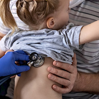 Lapsen akuutti hengitysvaikeus – näin arvioit ja hoidat
