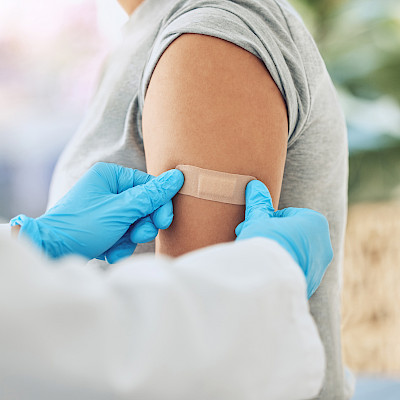 Tehosterokotus eri käsivarteen parantaa rokotevastetta