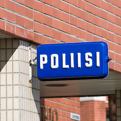 Ensihoito siirtää potilaan poliisin haltuun ani harvoin