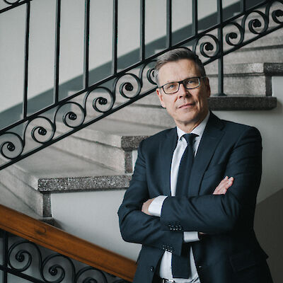 VM: Talous toipuu hitaasti, työllisyystilanne ja epävarmuus pitävät kotitaloudet varovaisina