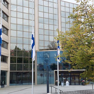 Liput laskeutuivat puolitankoon – arkkiatrin muistoa kunnioitetaan eri puolilla Suomea