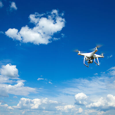 Drooneilla hoitotarvikkeita terveysasemalle