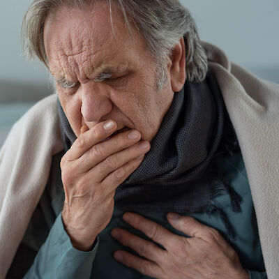 Iäkkään krooninen yskä jää usein tutkimatta 