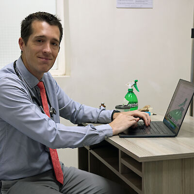 Tekoälyassistentti helpottaa lääkärin työtä Keniassa