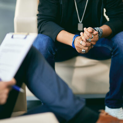 Lyhytpsykoterapia voi parantaa työkykyä, mutta hoitoon ohjaamisen kriteerit vaihtelevat