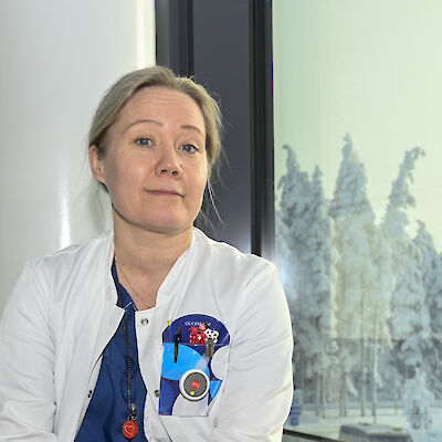 Lapsi huusi ja löi päätään