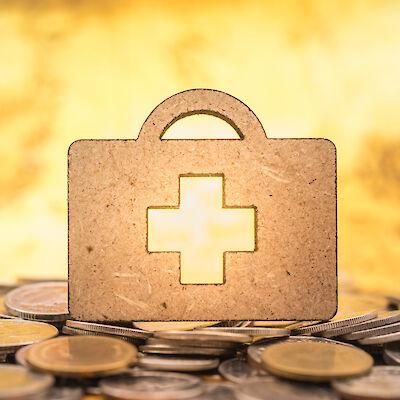 Eduskunta käsittelee: Hyvinvointialueille lisäaikaa alijäämien kattamiseen