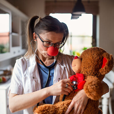 Sairaalaklovneria lievittää lapsipotilaiden ahdistusta ja kipua
