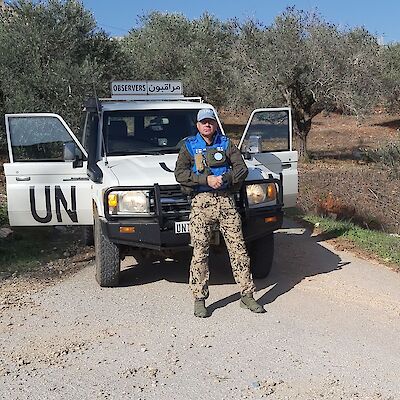 Niin armeijassa kuin sairaalassakin johdetaan ihmisiä