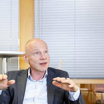 Menot alas, palvelutaso ylös