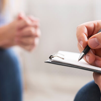 Psykoterapeuttien koulutus muodostuisi kahdesta tasosta