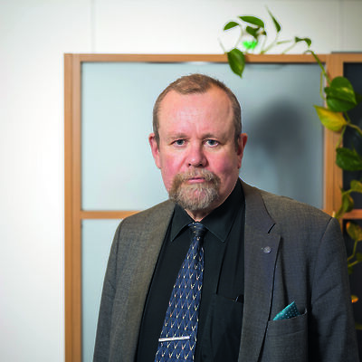 Kun kollegiaalisuus rakoilee